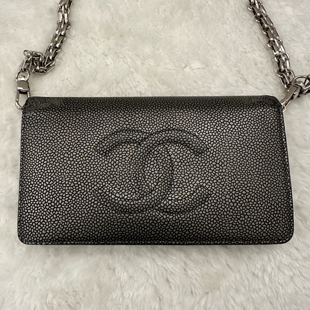 CHANEL Textured Black Crossbody Bag with Silver Chain - Picture 2 of 14